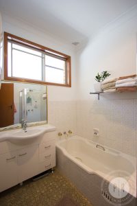 9-2-6-gladstone-street-bexley-bathroom