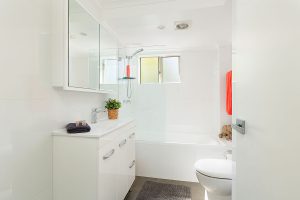 kensington-50-anzac-parade-bathroom