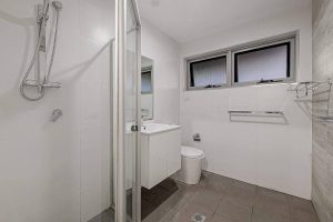Bathroom 2 (2)