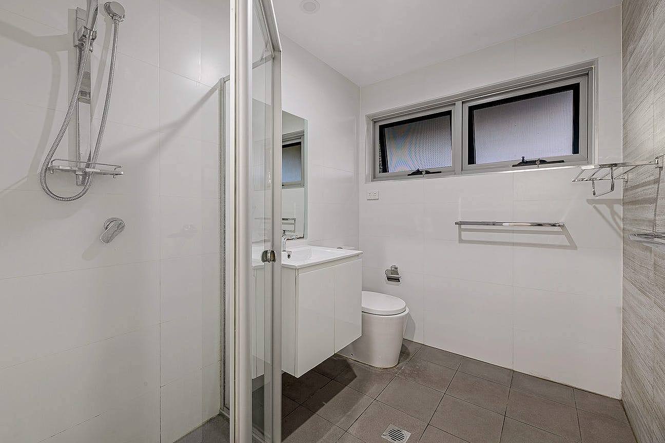 Bathroom 2 (2)